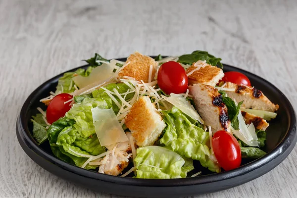 Caesar-Salat mit Hühnchen und Tomaten — Stockfoto