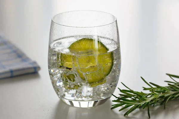 Agua con limón en un vaso —  Fotos de Stock