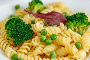 Brokoli ve yeşil bezelye ile Makarna