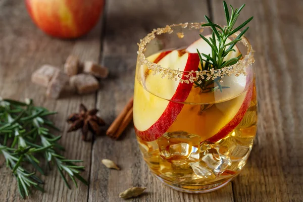 Bebida de manzana con rodajas de manzanas en un vaso —  Fotos de Stock