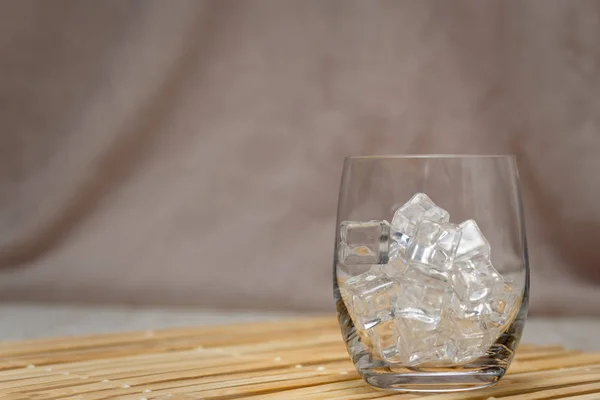Скляне скло зі штучним льодом — стокове фото