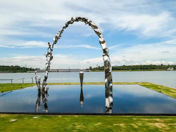 Metall konstruktion-Arch i parken — Stockfoto
