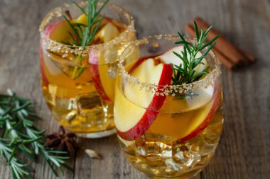 Bir cam elma dilimleri ile elma içmek