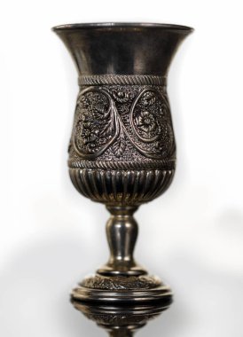 Yerel odaklı hafif bir arka plan üzerinde oyulmuş desenli cam metal