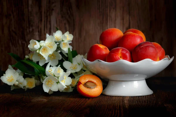 Ripe yellow-red apricots — Stock Photo, Image