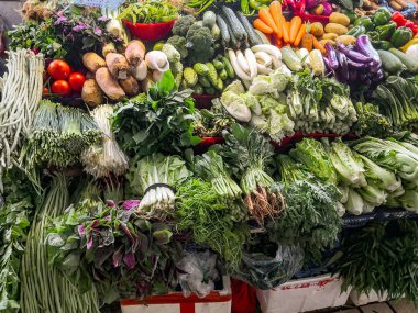 Çin pazarında taze sebze ile bir sayaç