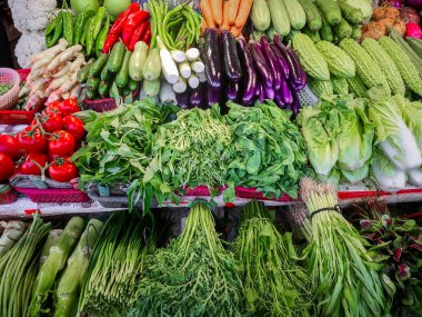 Tezgahta sebze ile taze yeşillik