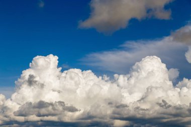 Cumulus bulutları mavi gökyüzü