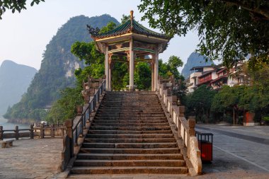 Pagoda'ya taş merdiven