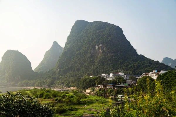 Berge und Tal in der Provinz Yangshuo, China — Stockfoto