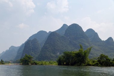 Nehirden pitoresk dağların görünümü