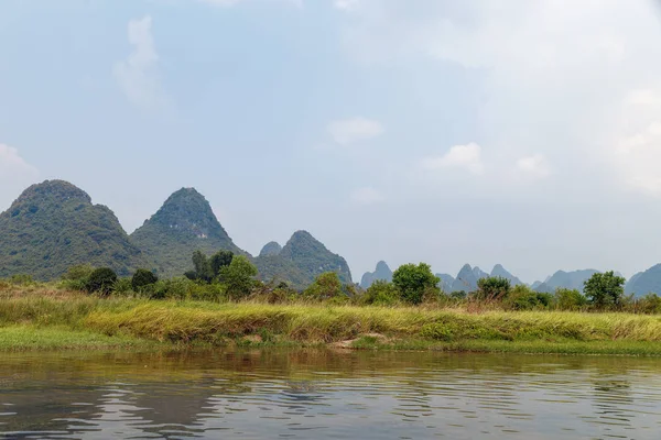 Pohled na malebné hory od řeky — Stock fotografie