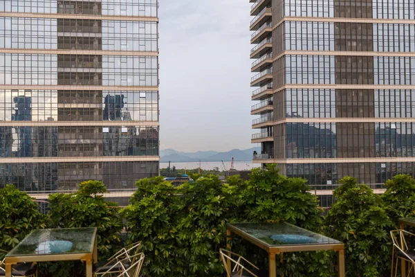 Vista da metrópole do café no último piso — Fotografia de Stock