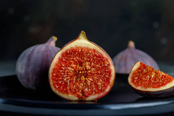 Cut ripe figs — Stock Photo, Image