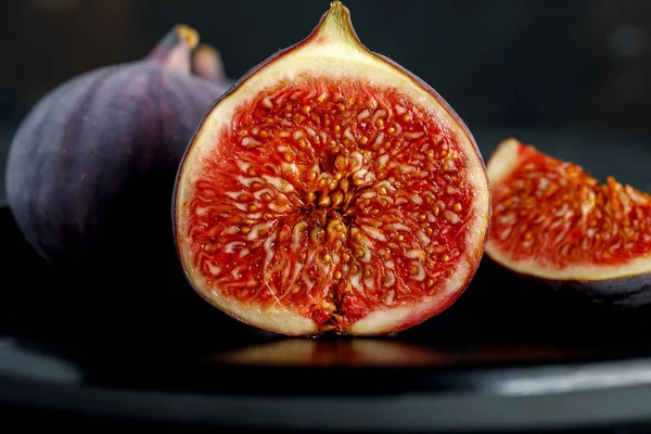 Cut ripe figs — Stock Photo, Image