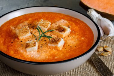 kremalı balkabağı çorbası