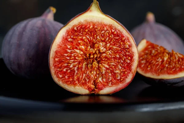Cut ripe figs — Stock Photo, Image