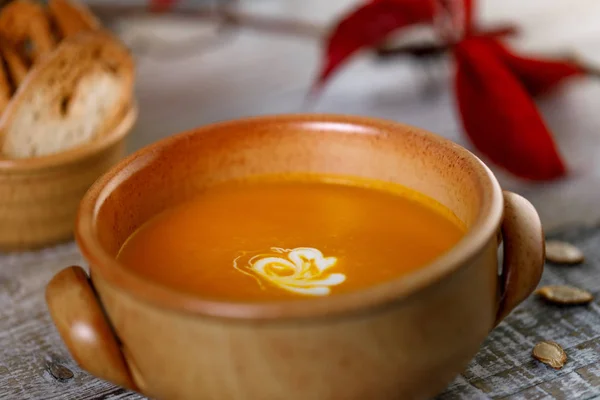 Pumpkin cream soup in a ceramic dish — Stock Photo, Image