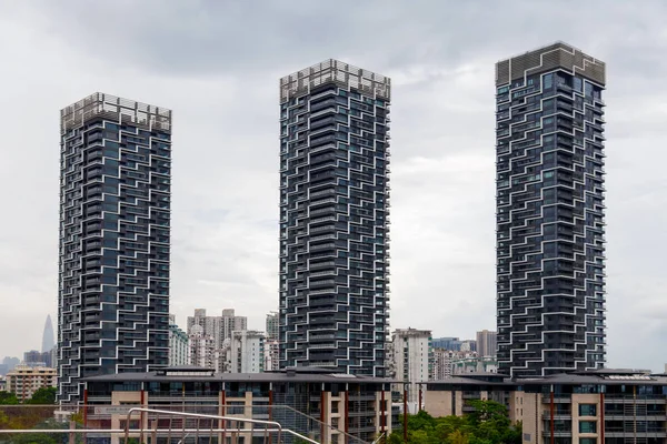 Edifícios altos na metrópole — Fotografia de Stock