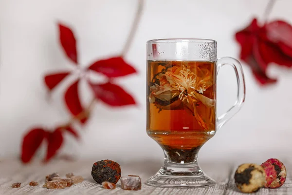 Té chino de flor abierta en un vaso —  Fotos de Stock