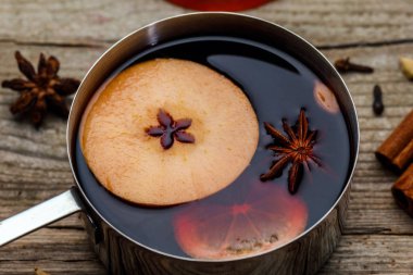 Metal bir kasede sıcak şarap.