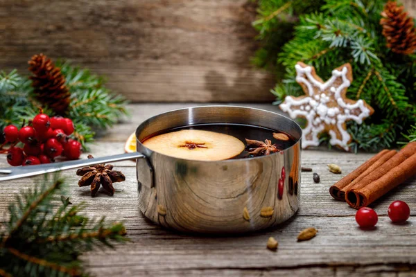 Glühwein in een metalen kom — Stockfoto