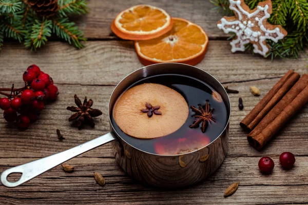 Glühwein in een metalen kom — Stockfoto