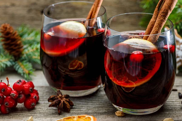 圣诞环境中玻璃杯中的混合酒 — 图库照片