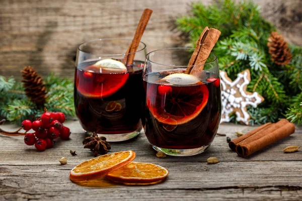 Glühwein im Glas im weihnachtlichen Ambiente — Stockfoto