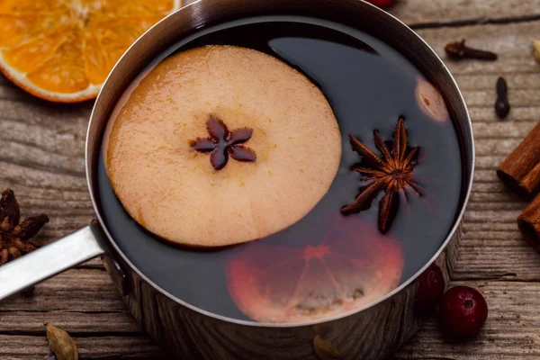 Glühwein in een metalen kom — Stockfoto