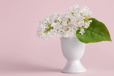 Beyaz leylak beyaz vazo-yumurta standı üzerinde pembe arkaplan fotokopi için boşluk