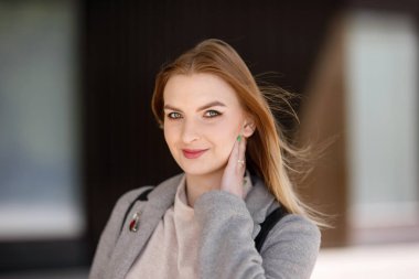 Yaz güneşli yaşam tarzı, şık giyinmiş genç hippi bir kadının güzel bir portresi..