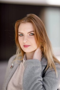 Yaz güneşli yaşam tarzı, şık giyinmiş genç hippi bir kadının güzel bir portresi..