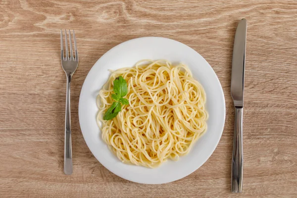Espaguetis Una Placa Vista Superior Sobre Fondo Madera Imagen de stock