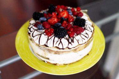 Yeşil plaka üzerinde çilek ile lezzetli kremalı pasta