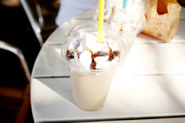 Tatlı kahve sütlü krema ve çikolata'de park gündüz adlı tabloda bulunan büyük bölümünün