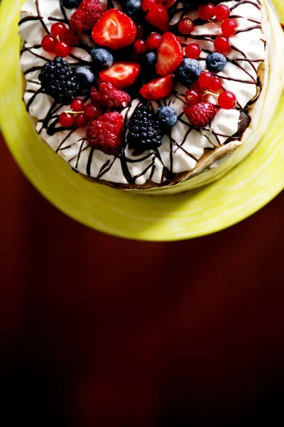 美味的奶油蛋糕 绿色盘子上有浆果 — 图库照片