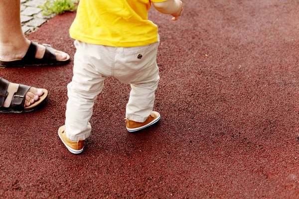Primer Plano Del Niño Pantalones Blancos Camiseta Amarilla Caminando Aire — Foto de Stock