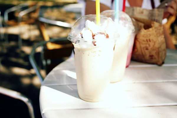 Close Van Grote Gedeelte Van Koffie Latte Met Room Chocolade — Stockfoto