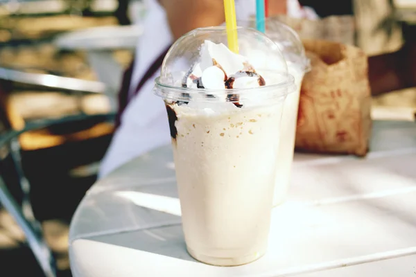 Primer Plano Gran Porción Café Con Leche Con Crema Chocolate —  Fotos de Stock