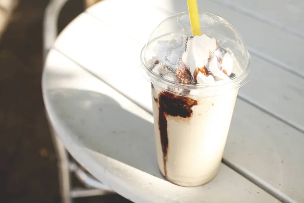 Primer Plano Gran Porción Café Con Leche Con Crema Chocolate —  Fotos de Stock