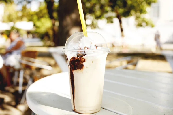 Penutup Sebagian Besar Kopi Latte Dengan Krim Dan Coklat Atas — Stok Foto