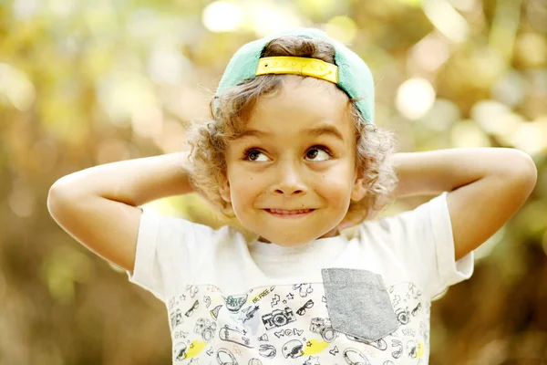 Drôle Enfant Chapeau Petit Garçon Mode Enfant Élégant Dans Parc — Photo