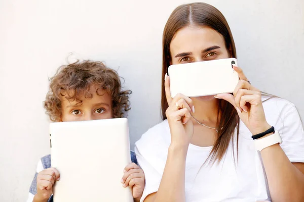 Madre Hijo Preadolescente Usando Tableta Teléfono Inteligente Familia Moderna Vuelta — Foto de Stock