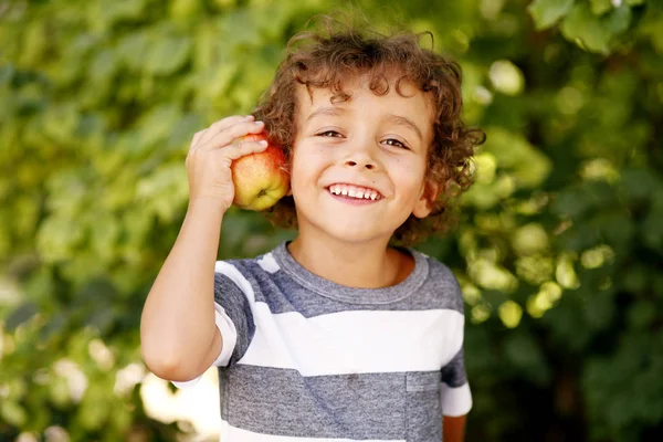 Detailní Portrét Little Boy Usmívající Drží Zelené Jablko — Stock fotografie