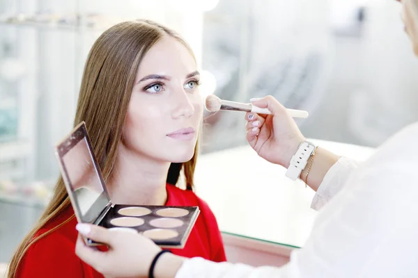 Joven Modelo Artista Del Maquillaje Trabajando Estudio Fotográfico —  Fotos de Stock