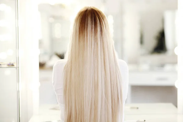 Aantrekkelijke Luxe Blond Meisje Met Lang Haar Mirror Met Lampen — Stockfoto