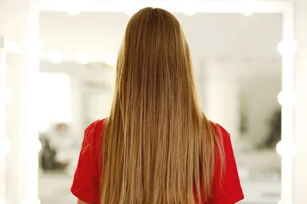 Stüdyoda Kırmızı Elbiseli Uzun Saçlı Güzel Kız Arkadan Görünüm — Stok fotoğraf