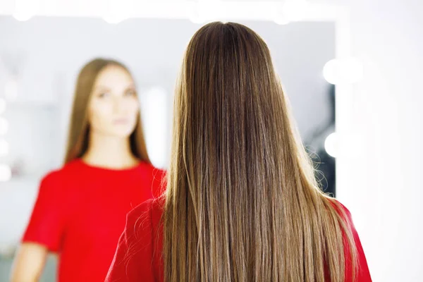 Bella Ragazza Con Capelli Lunghi Abito Rosso Studio — Foto Stock