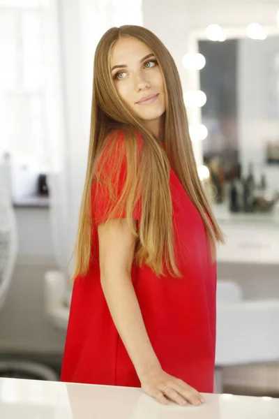 Mooi Meisje Met Lang Haar Rode Jurk Studio — Stockfoto